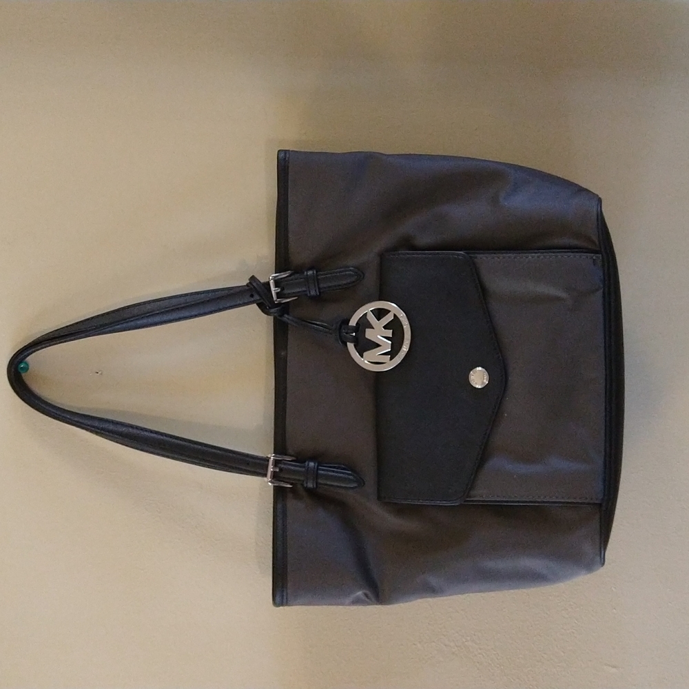 VGUC. Michael kors nylon shoulder bag.